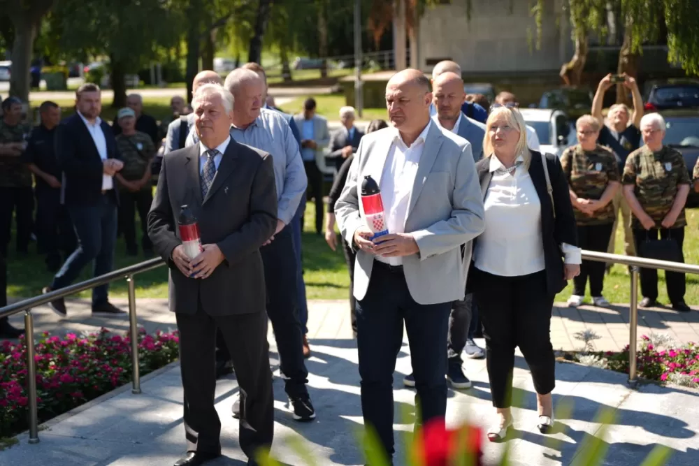 Uz čitanje imena čija se nalaze na Spomeniku odana počast za sve poginule i pale branitelje