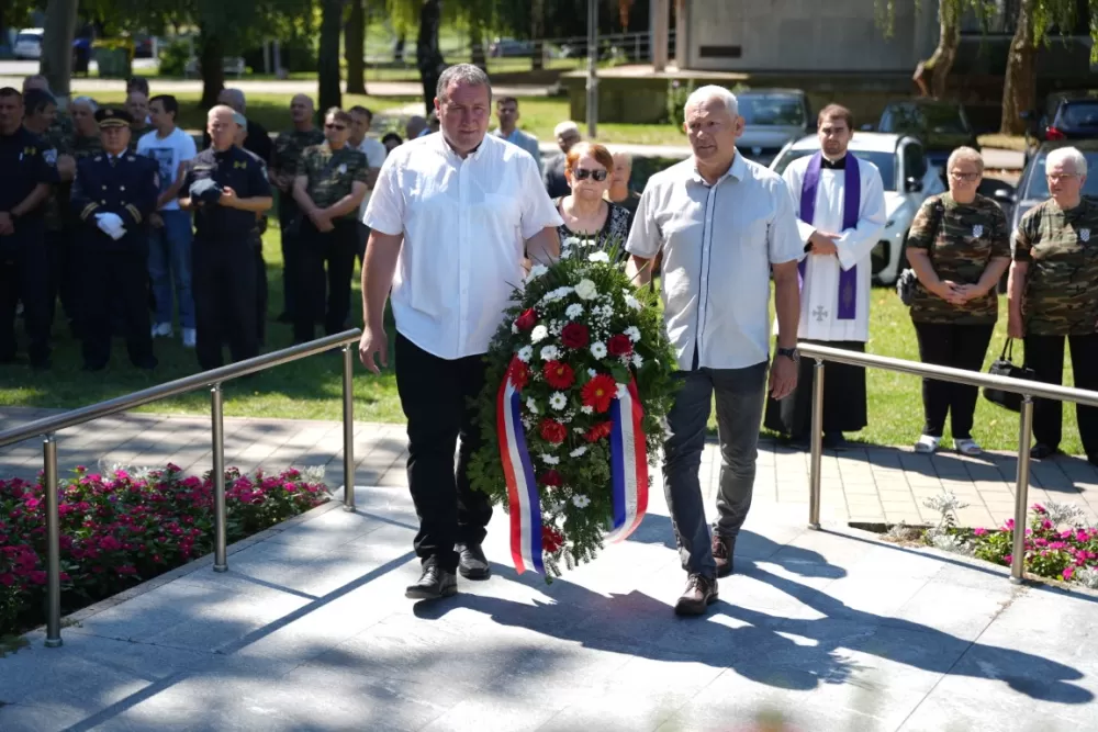 Uz čitanje imena čija se nalaze na Spomeniku odana počast za sve poginule i pale branitelje