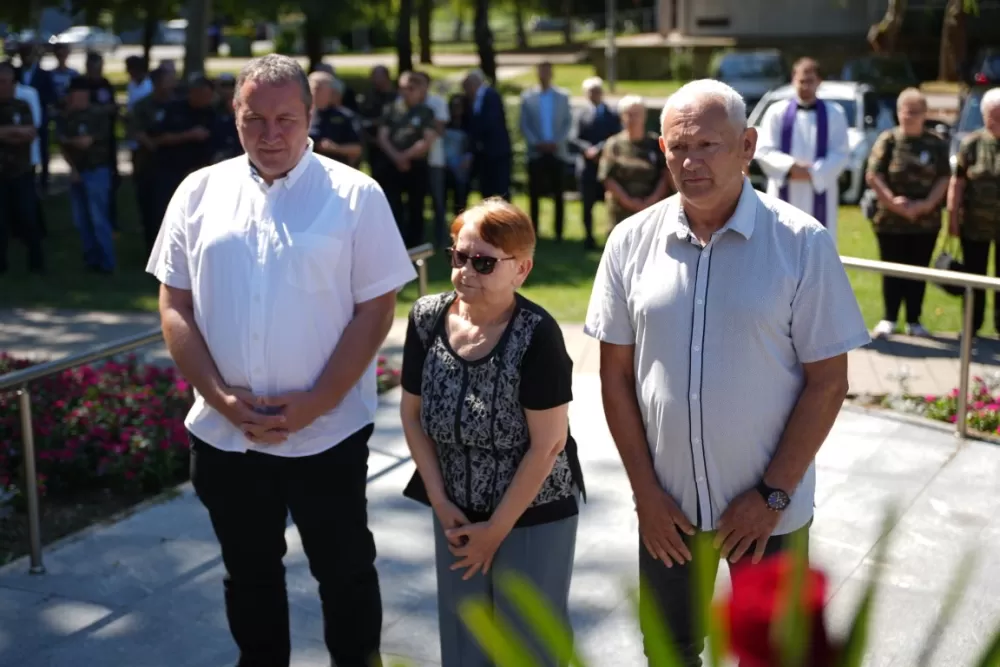 Uz čitanje imena čija se nalaze na Spomeniku odana počast za sve poginule i pale branitelje