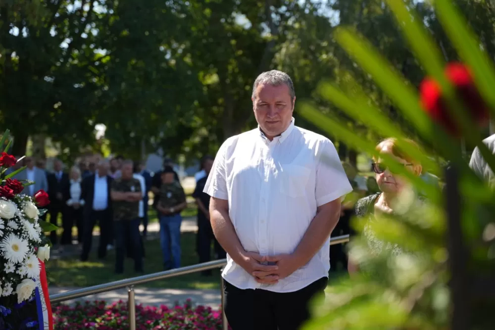 Uz čitanje imena čija se nalaze na Spomeniku odana počast za sve poginule i pale branitelje