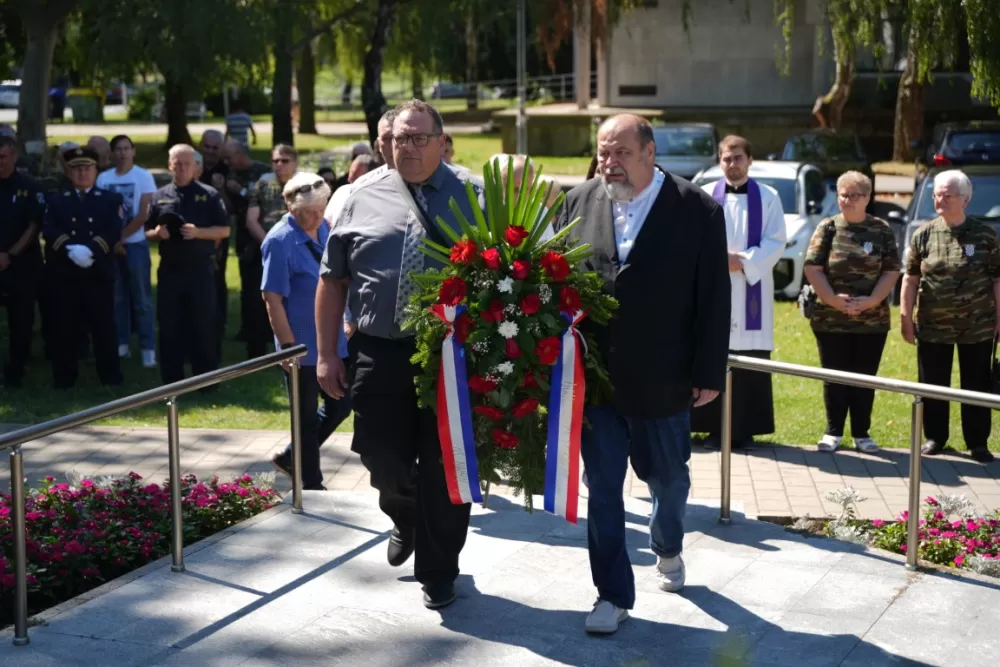 Uz čitanje imena čija se nalaze na Spomeniku odana počast za sve poginule i pale branitelje