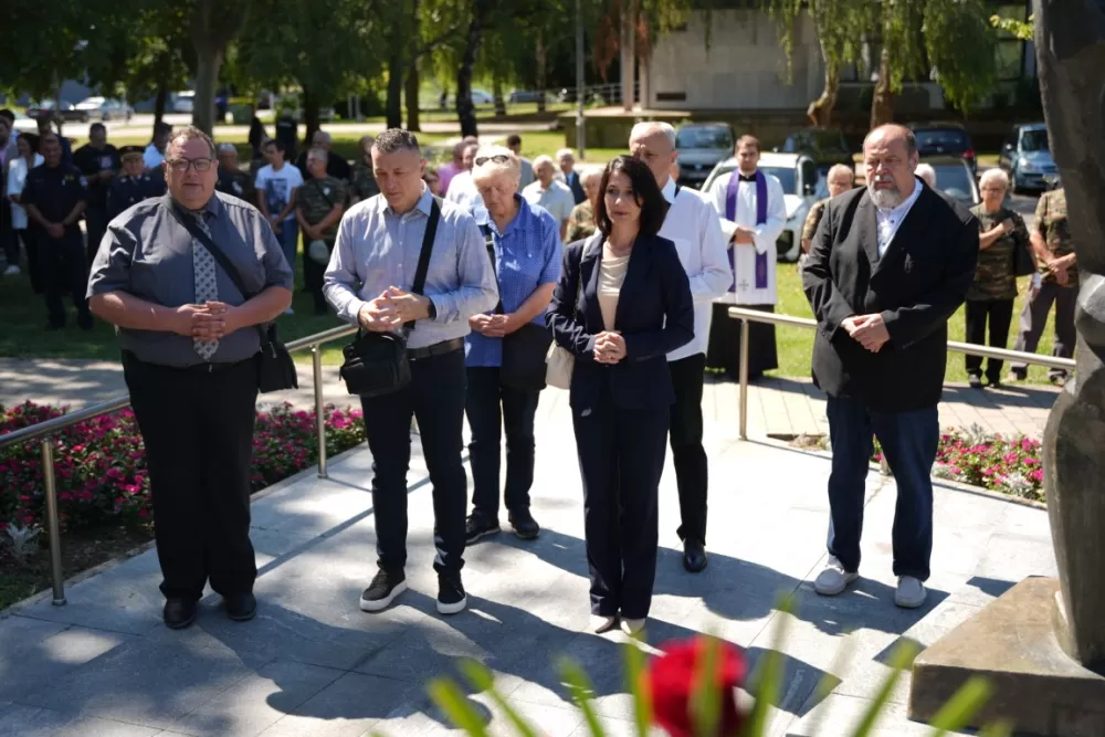 Uz čitanje imena čija se nalaze na Spomeniku odana počast za sve poginule i pale branitelje