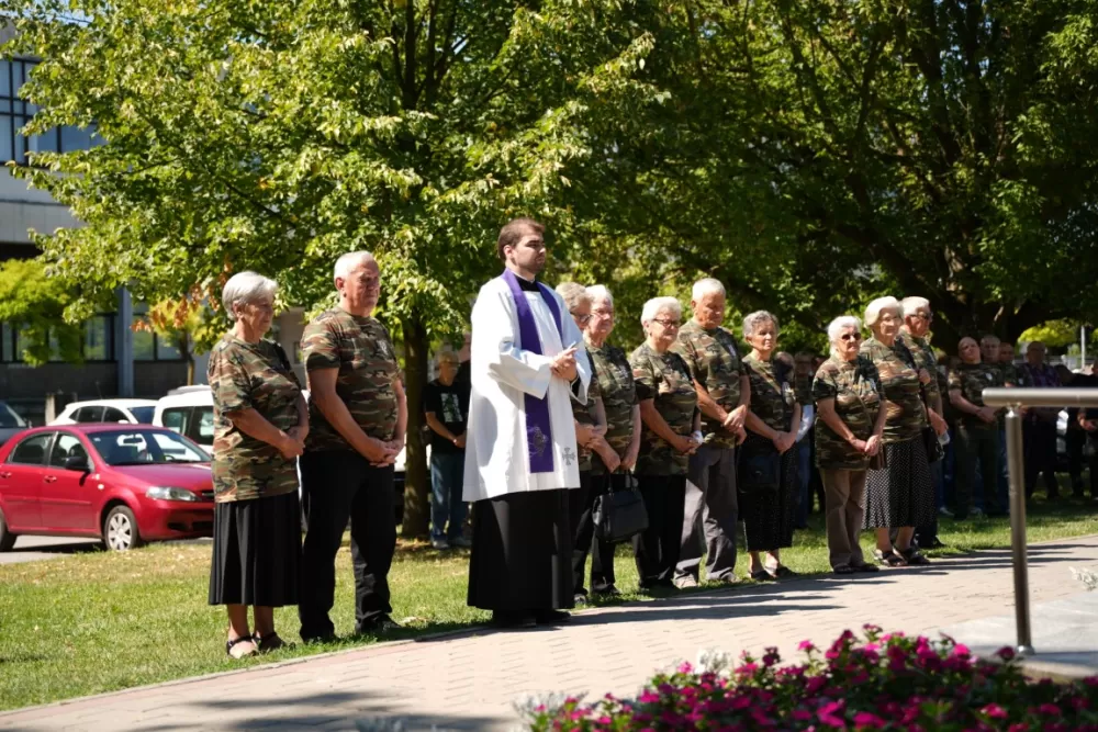 Uz čitanje imena čija se nalaze na Spomeniku odana počast za sve poginule i pale branitelje