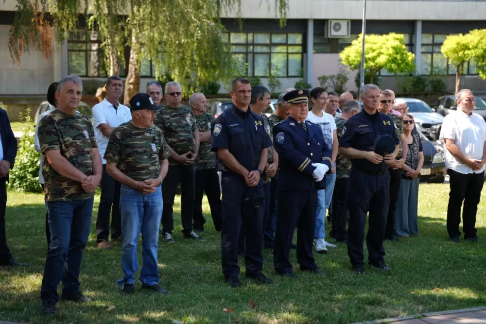 Uz čitanje imena čija se nalaze na Spomeniku odana počast za sve poginule i pale branitelje