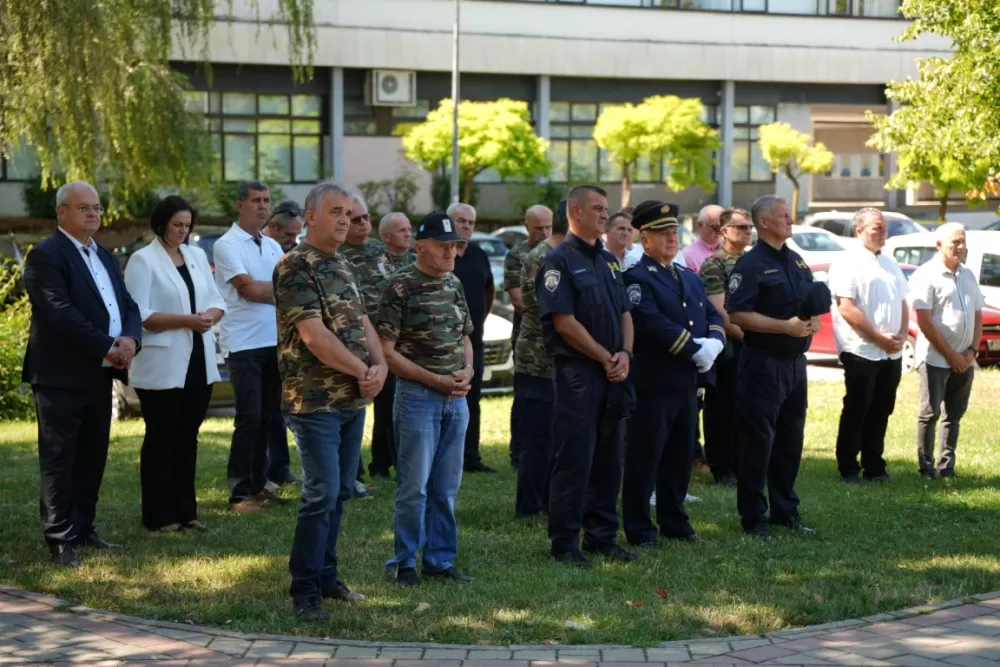 Uz čitanje imena čija se nalaze na Spomeniku odana počast za sve poginule i pale branitelje
