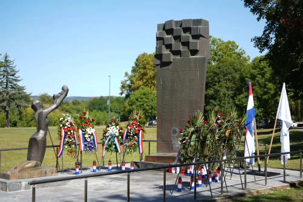 Uz čitanje imena čija se nalaze na Spomeniku odana počast za sve poginule i pale branitelje