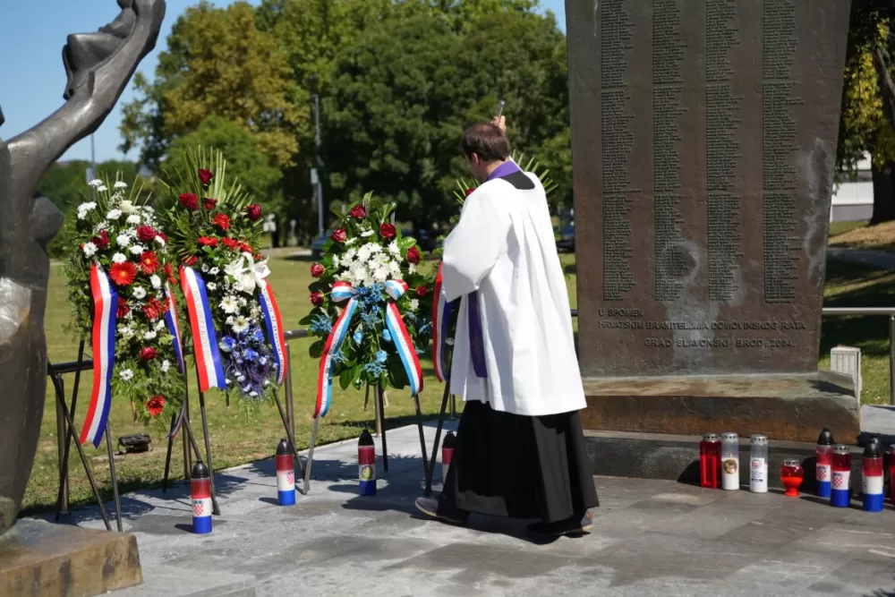 Uz čitanje imena čija se nalaze na Spomeniku odana počast za sve poginule i pale branitelje