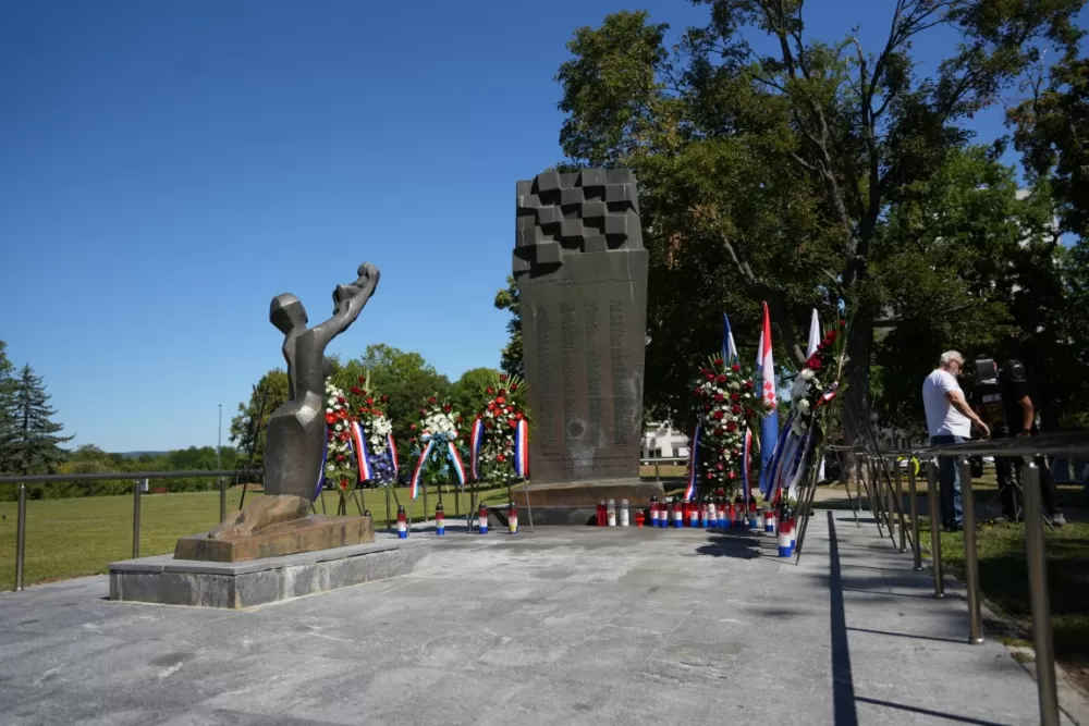 Uz čitanje imena čija se nalaze na Spomeniku odana počast za sve poginule i pale branitelje