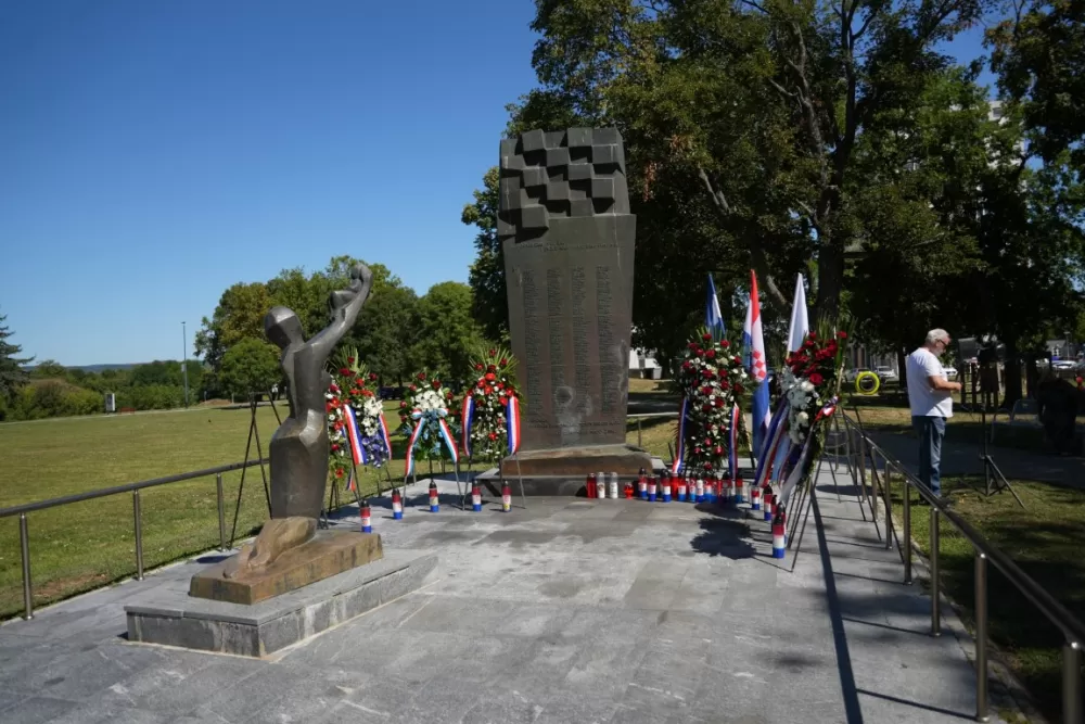 Uz čitanje imena čija se nalaze na Spomeniku odana počast za sve poginule i pale branitelje