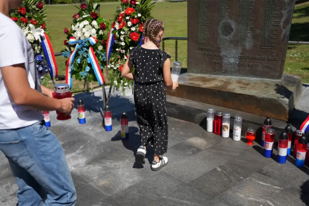 Uz čitanje imena čija se nalaze na Spomeniku odana počast za sve poginule i pale branitelje
