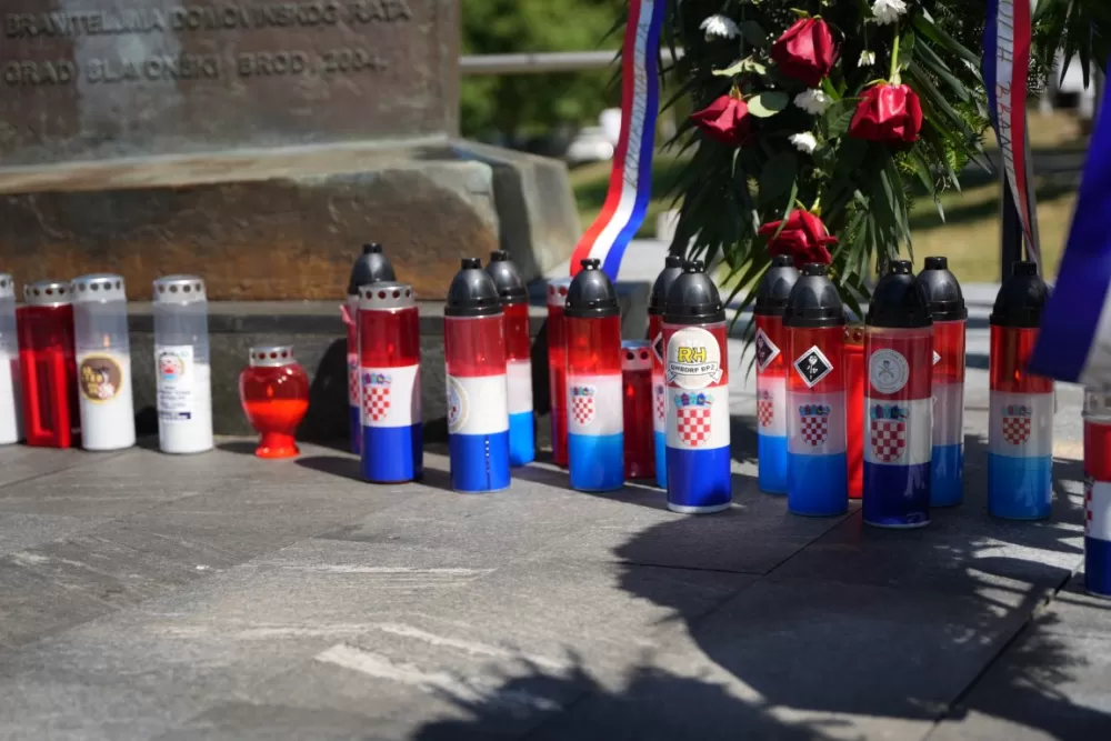 Uz čitanje imena čija se nalaze na Spomeniku odana počast za sve poginule i pale branitelje