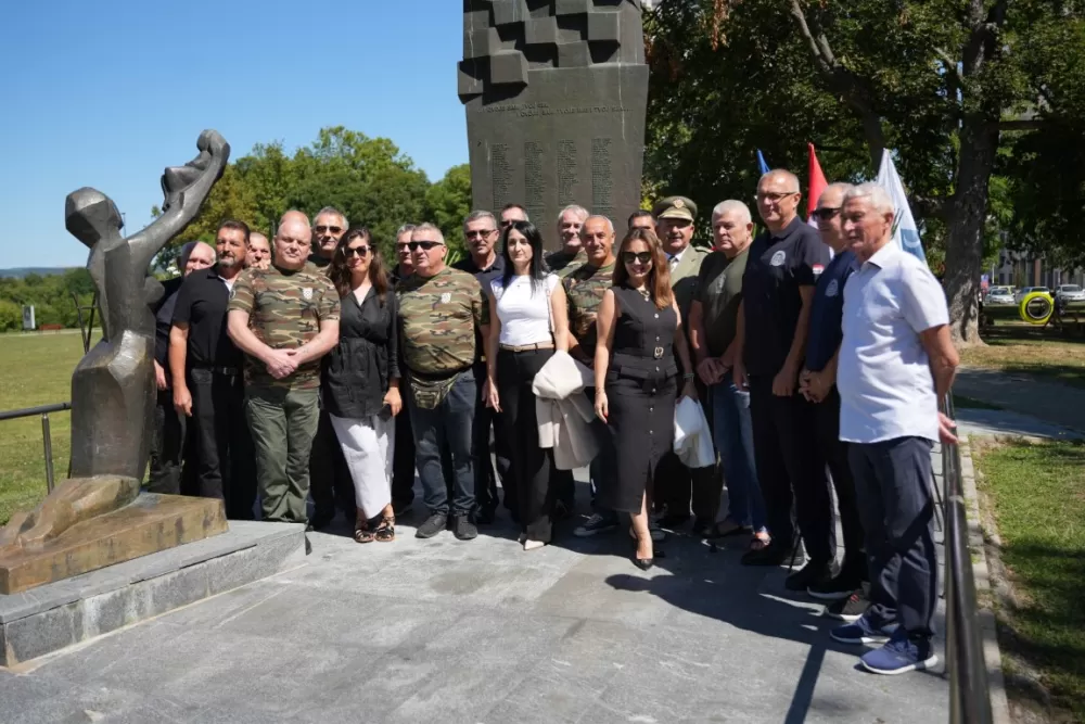 Uz čitanje imena čija se nalaze na Spomeniku odana počast za sve poginule i pale branitelje