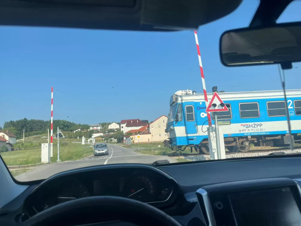 Požega.eu | Rampa pod Glavicom podignuta - vlak juri prugom!