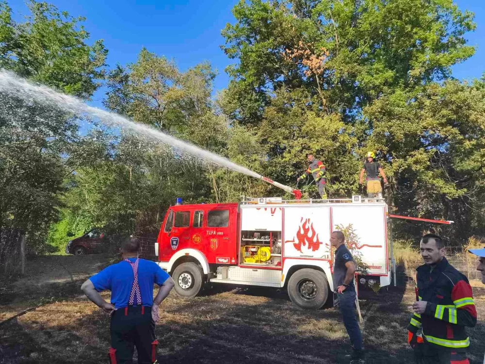 Proširila se vatra s divlje deponije u Češljakovcima: Izgorio dio mlađeg nasada oraha i zaštitna ograda