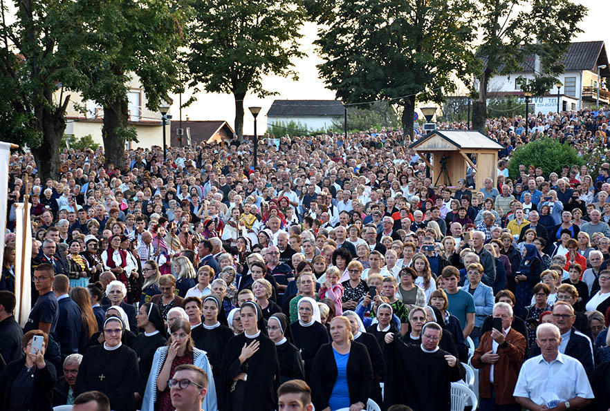 Požega.eu | [FOTOGALERIJA] Mnoštvo vjernika proslavilo Gospu od Suza u Pleternici
