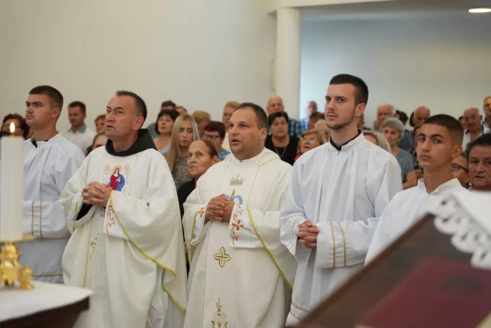 Veliki broj vjernika u Eminovcima proslavio blagdan Velike Gospe 