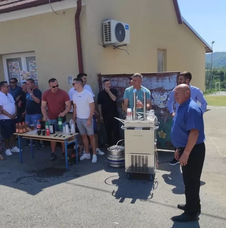 Požega.eu | FOTOZABILJEŠKA: NK Graničar u Zagrađu na Rokovo počastio goste i mještane osvježavajućim pićima 
