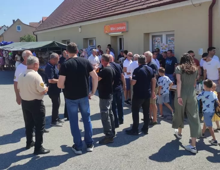 FOTOZABILJEŠKA: NK Graničar u Zagrađu na Rokovo počastio goste i mještane osvježavajućim pićima 