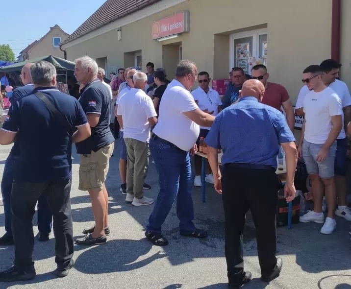 FOTOZABILJEŠKA: NK Graničar u Zagrađu na Rokovo počastio goste i mještane osvježavajućim pićima 