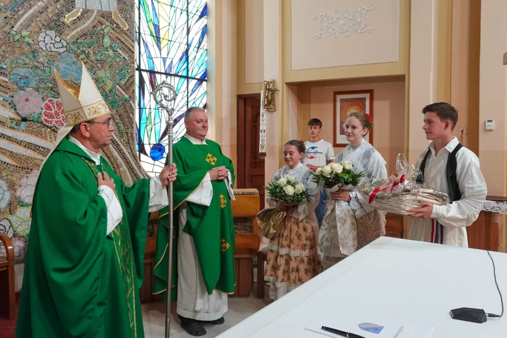 Nove župnike u Davoru i Starom Petrovom Selu biskup Ivo Martinović uveo u službu