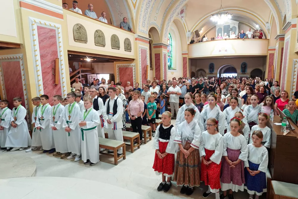 Nove župnike u Davoru i Starom Petrovom Selu biskup Ivo Martinović uveo u službu
