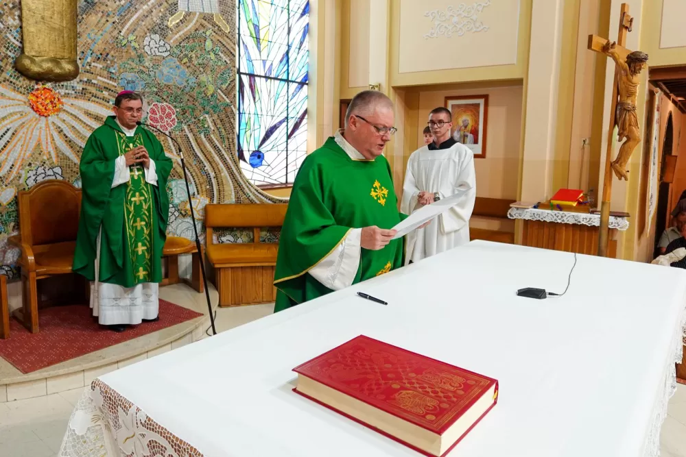 Nove župnike u Davoru i Starom Petrovom Selu biskup Ivo Martinović uveo u službu