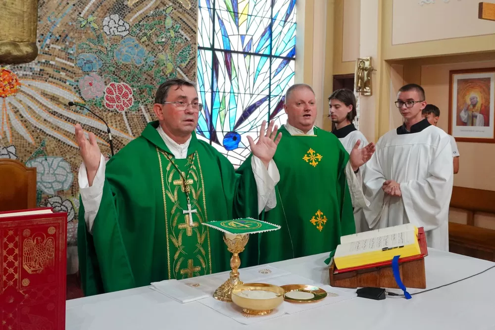 Nove župnike u Davoru i Starom Petrovom Selu biskup Ivo Martinović uveo u službu