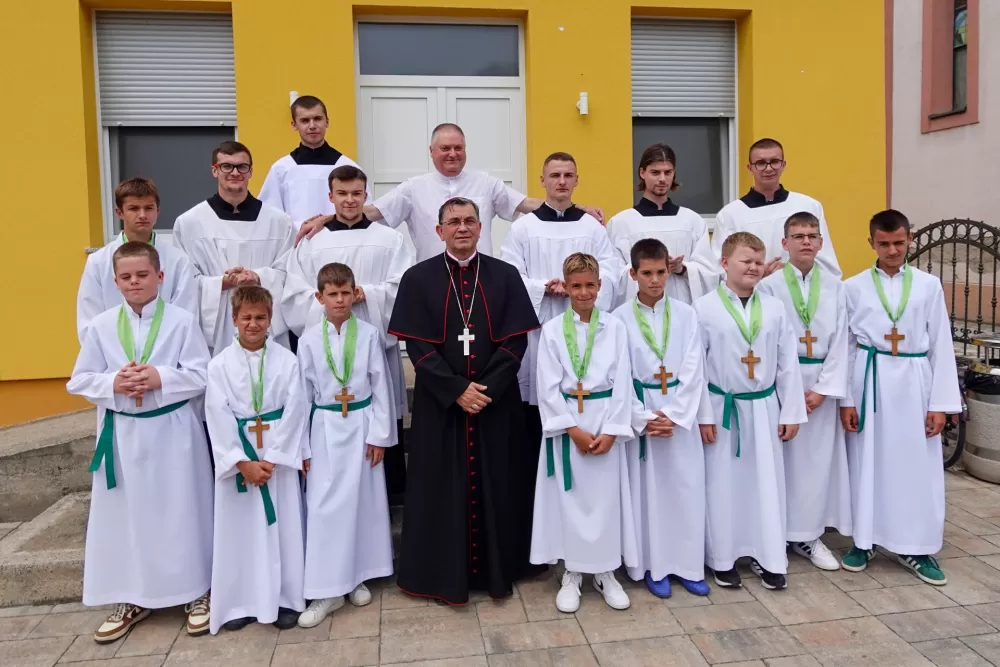 Nove župnike u Davoru i Starom Petrovom Selu biskup Ivo Martinović uveo u službu