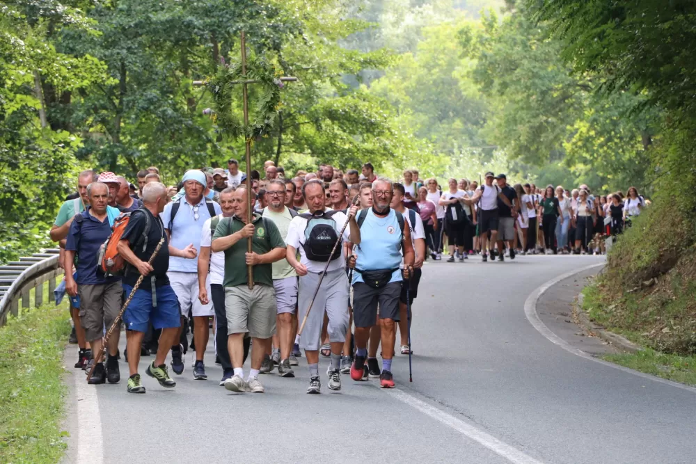 Požega.eu | /FOTOGALERIJA/ Hodočasnički hod više od 500 pješaka prema Biskupijskom marijanskom svetištu Voćin 