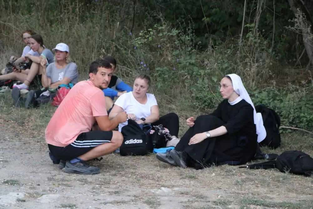/FOTOGALERIJA/ Hodočasnički hod više od 500 pješaka prema Biskupijskom marijanskom svetištu Voćin 