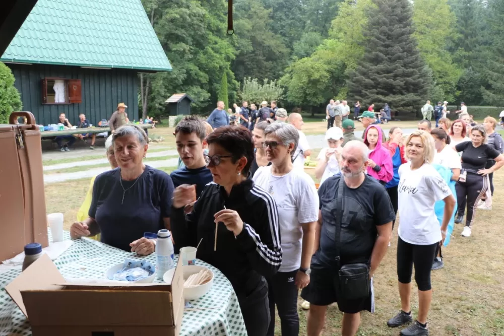 /FOTOGALERIJA/ Hodočasnički hod više od 500 pješaka prema Biskupijskom marijanskom svetištu Voćin 