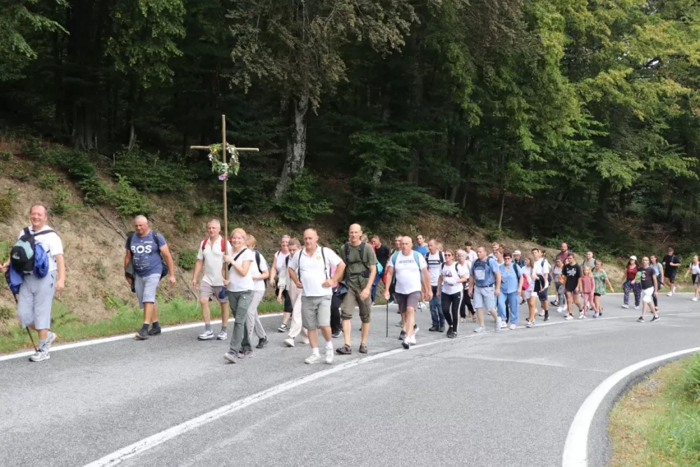 /FOTOGALERIJA/ Hodočasnički hod više od 500 pješaka prema Biskupijskom marijanskom svetištu Voćin 