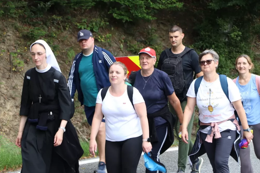 /FOTOGALERIJA/ Hodočasnički hod više od 500 pješaka prema Biskupijskom marijanskom svetištu Voćin 