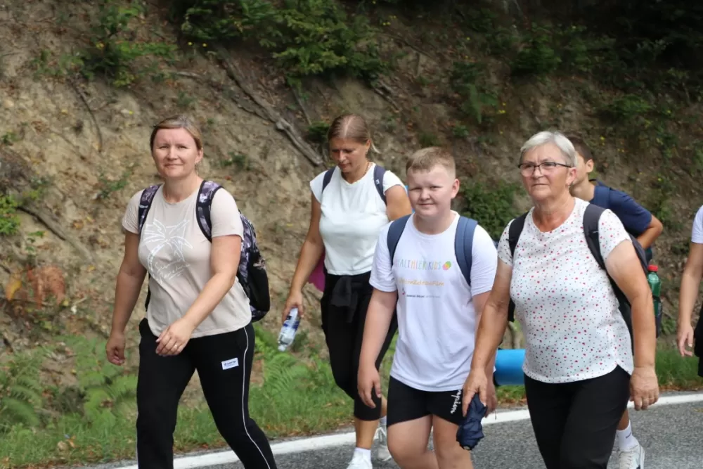 /FOTOGALERIJA/ Hodočasnički hod više od 500 pješaka prema Biskupijskom marijanskom svetištu Voćin 