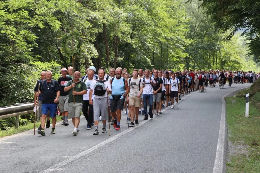 /FOTOGALERIJA/ Hodočasnički hod više od 500 pješaka prema Biskupijskom marijanskom svetištu Voćin 