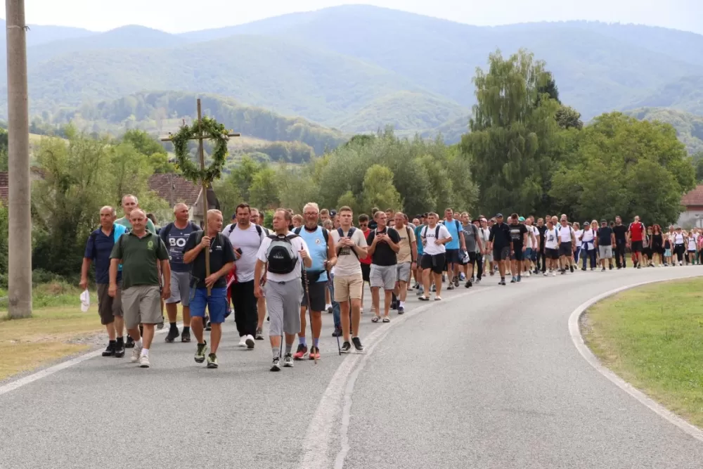 /FOTOGALERIJA/ Hodočasnički hod više od 500 pješaka prema Biskupijskom marijanskom svetištu Voćin 
