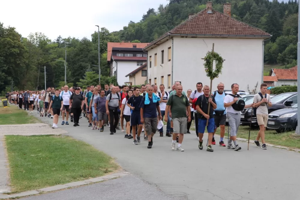 /FOTOGALERIJA/ Hodočasnički hod više od 500 pješaka prema Biskupijskom marijanskom svetištu Voćin 