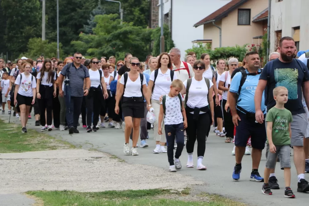 /FOTOGALERIJA/ Hodočasnički hod više od 500 pješaka prema Biskupijskom marijanskom svetištu Voćin 