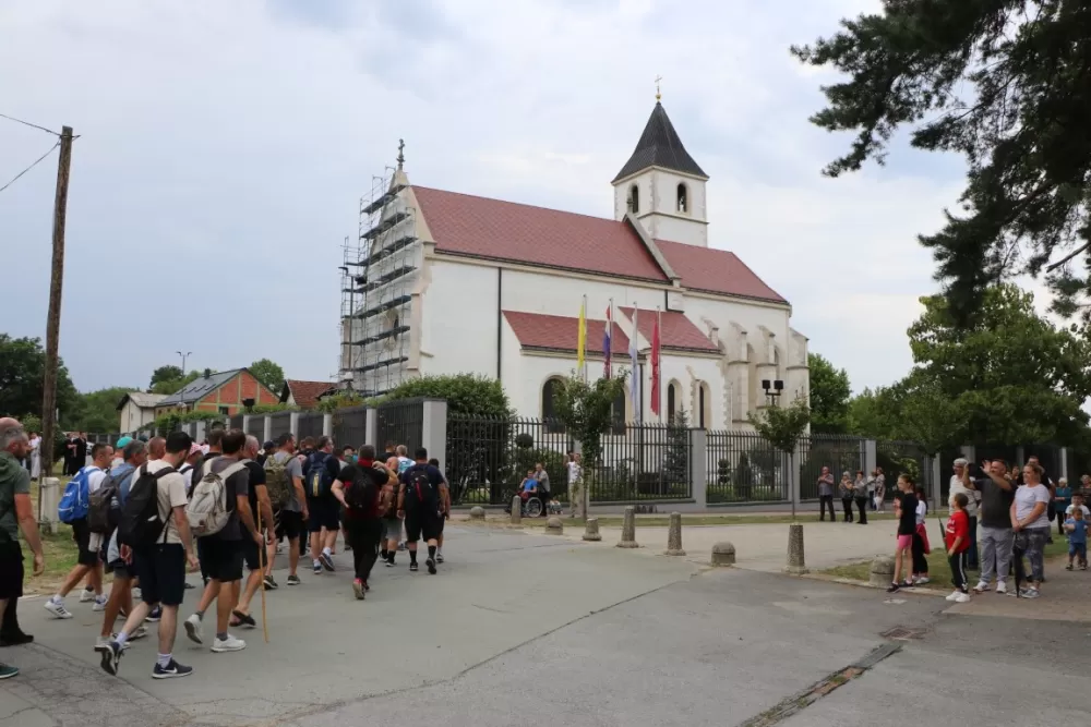 /FOTOGALERIJA/ Hodočasnički hod više od 500 pješaka prema Biskupijskom marijanskom svetištu Voćin 