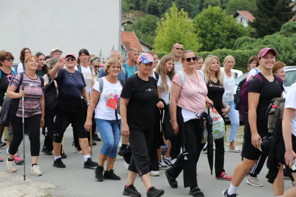 /FOTOGALERIJA/ Hodočasnički hod više od 500 pješaka prema Biskupijskom marijanskom svetištu Voćin 