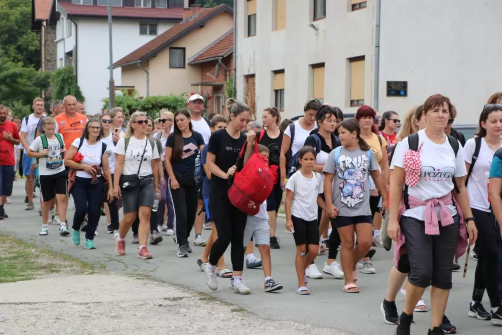 /FOTOGALERIJA/ Hodočasnički hod više od 500 pješaka prema Biskupijskom marijanskom svetištu Voćin 
