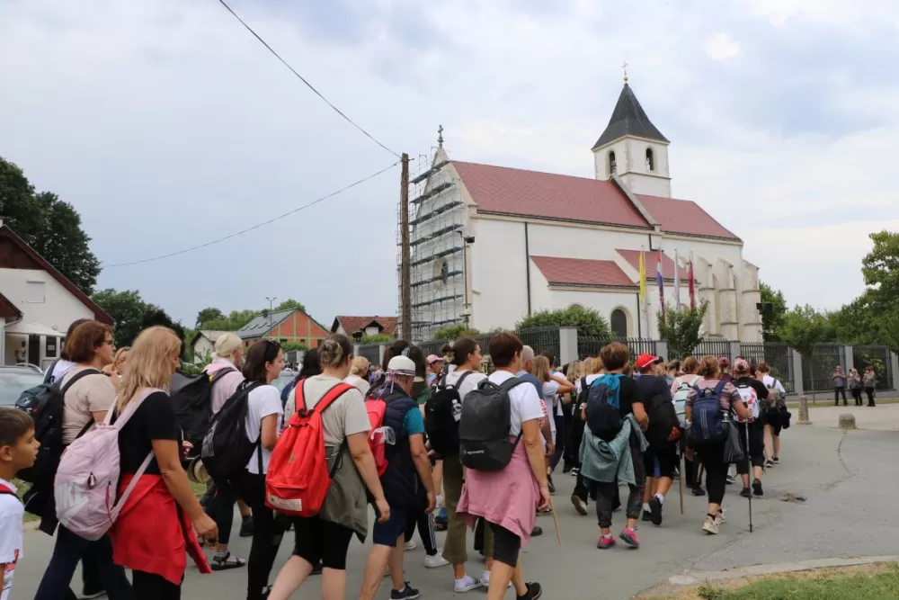 /FOTOGALERIJA/ Hodočasnički hod više od 500 pješaka prema Biskupijskom marijanskom svetištu Voćin 