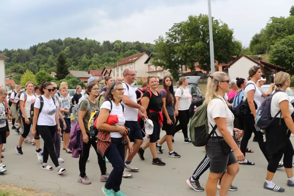 /FOTOGALERIJA/ Hodočasnički hod više od 500 pješaka prema Biskupijskom marijanskom svetištu Voćin 