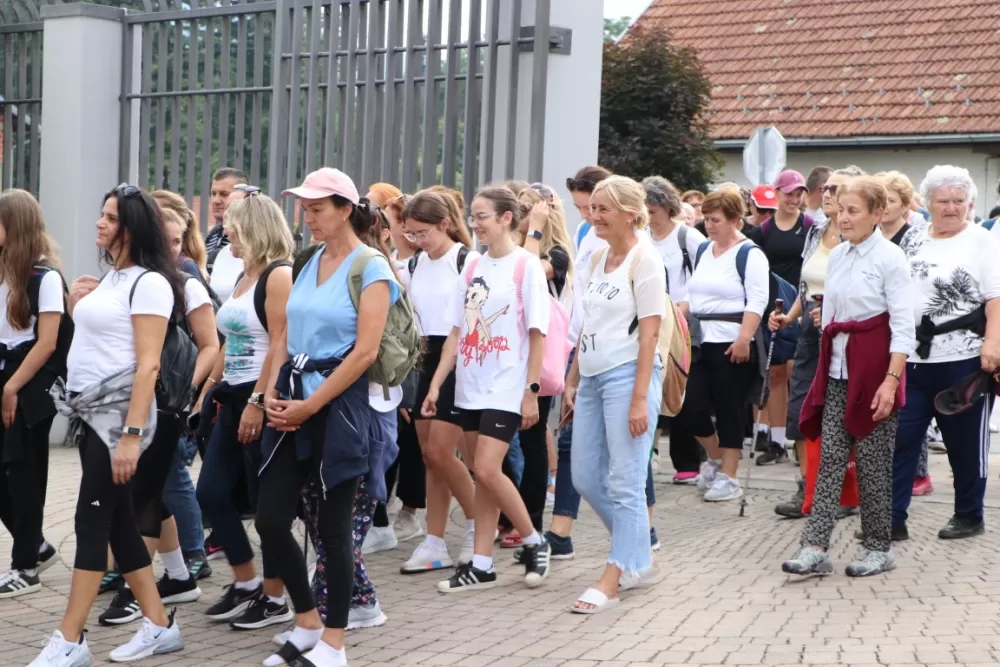 /FOTOGALERIJA/ Hodočasnički hod više od 500 pješaka prema Biskupijskom marijanskom svetištu Voćin 