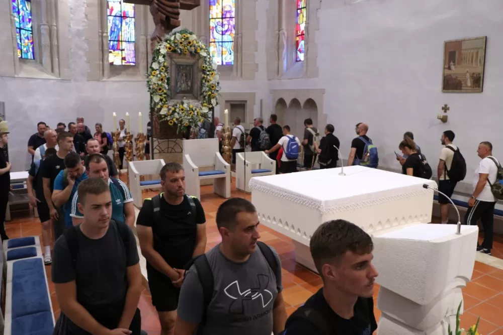 /FOTOGALERIJA/ Hodočasnički hod više od 500 pješaka prema Biskupijskom marijanskom svetištu Voćin 