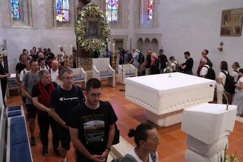 /FOTOGALERIJA/ Hodočasnički hod više od 500 pješaka prema Biskupijskom marijanskom svetištu Voćin 