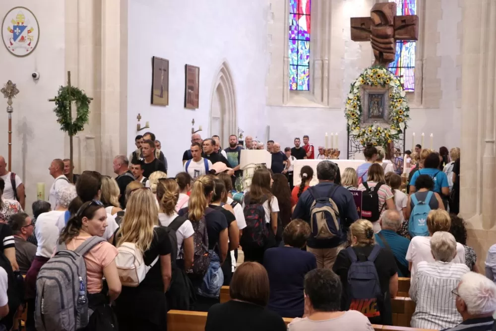 /FOTOGALERIJA/ Hodočasnički hod više od 500 pješaka prema Biskupijskom marijanskom svetištu Voćin 
