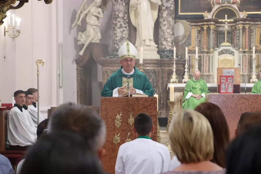 Uveden u službu novi kateralni župnik vlč. Krunosalv Juraković