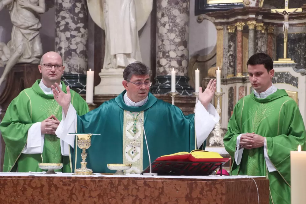 Uveden u službu novi kateralni župnik vlč. Krunosalv Juraković
