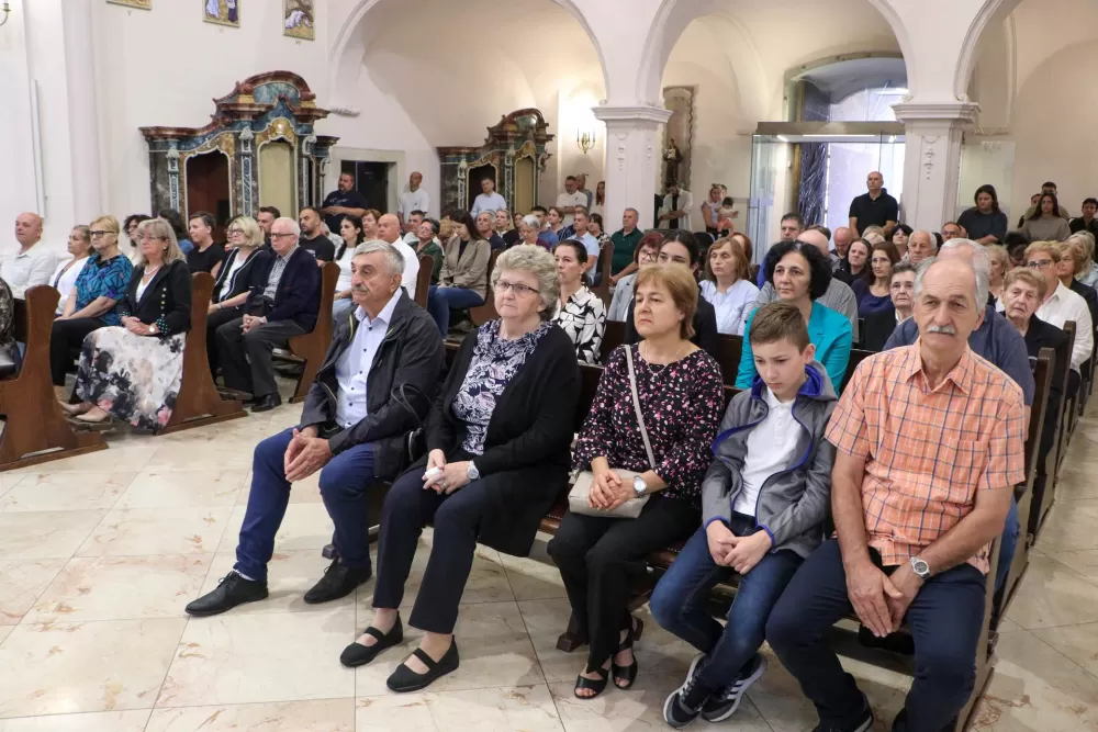 Uveden u službu novi kateralni župnik vlč. Krunosalv Juraković
